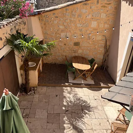 Charming & Medieval Completely Renovated With Great Exterior And Views Mallemort